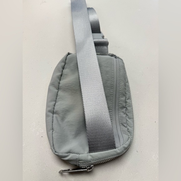 Lululemon Everywhere Belt Bag 1L Fanny Pack Light Gray - Picture 5 of 5